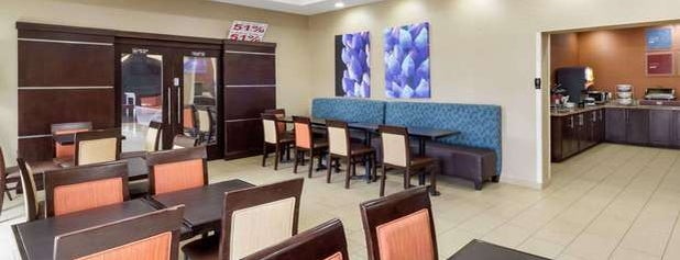 Comfort Suites Cotulla Near I-35 is one of Nickさんのお気に入りスポット.