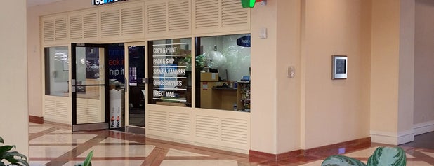 FedEx Office Print & Ship Center is one of Lieux qui ont plu à Pablo.
