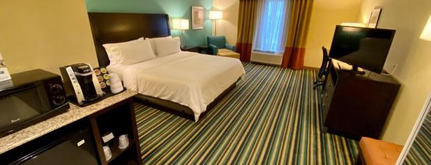 Holiday Inn Express & Suites is one of Posti che sono piaciuti a Aristides.