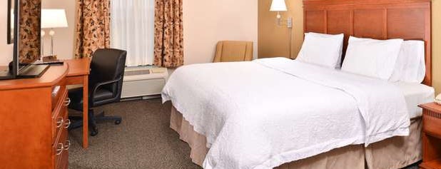 Hampton Inn & Suites is one of Lugares favoritos de Nick.