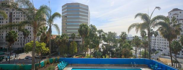 Long Beach Marriott Renaissance Hotel Pool is one of Posti che sono piaciuti a Michael.