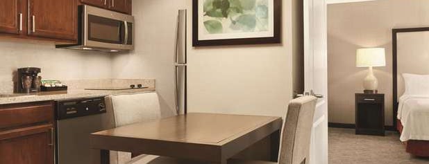 Homewood Suites by Hilton is one of Tempat yang Disukai Donna.