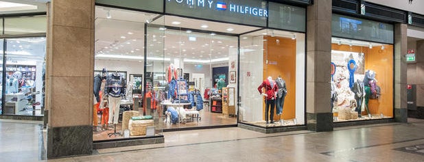 Tommy Hilfiger is one of Tempat yang Disukai Kevin.