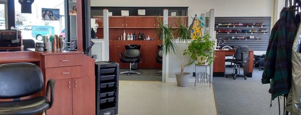 MG & Company Hair Salon is one of Locais curtidos por Joe.