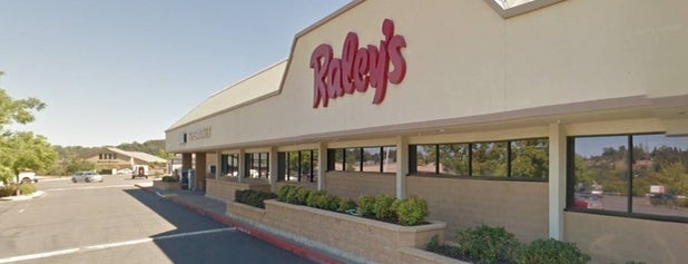 Raley's is one of Locais curtidos por Scott.