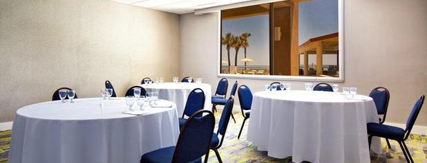 Holiday Inn Hotel & Suites Daytona Beach On The Ocean is one of Tempat yang Disukai Mike.