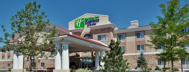 Holiday Inn Express & Suites is one of สถานที่ที่ Leslie ถูกใจ.