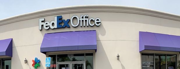 FedEx Office Print & Ship Center is one of Orte, die Dee gefallen.