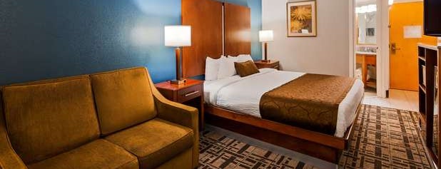 Best Western Plus Richmond Airport Hotel is one of Locais salvos de Karina.