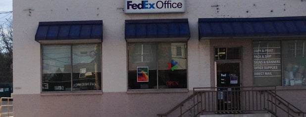 FedEx Office Print & Ship Center is one of Lieux qui ont plu à Richard.