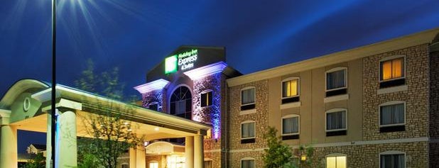 Holiday Inn Express & Suites is one of Tempat yang Disukai Clint.