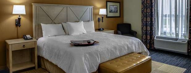 Hampton Inn & Suites is one of Lugares favoritos de Jimmy.