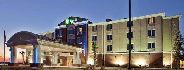 Holiday Inn Express & Suites is one of สถานที่ที่ Justin ถูกใจ.