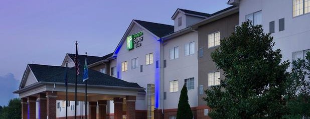 Holiday Inn Express & Suites is one of Tempat yang Disukai Lizzie.