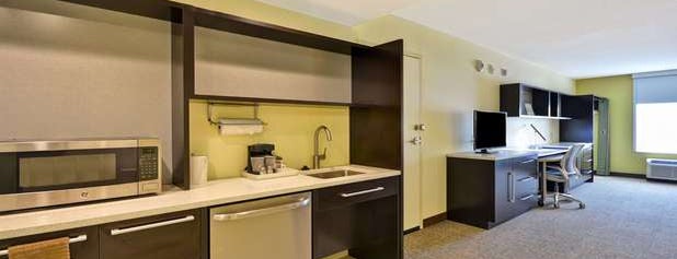 Home2 Suites by Hilton is one of Locais curtidos por Brad.