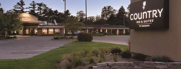 Country Inn & Suites By Radisson, Traverse City, MI is one of Locais curtidos por James.
