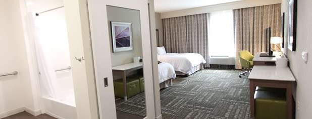 Hampton Inn & Suites is one of Lugares favoritos de The Traveler.