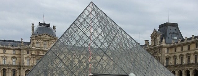 Pirámide del Museo del Louvre is one of Paris.
