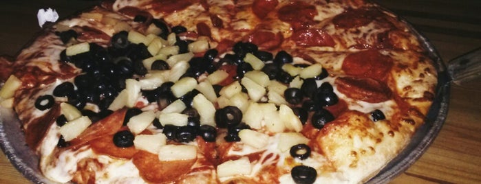 village pizza is one of Lugares favoritos de Jeff.