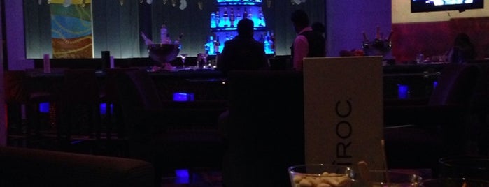 Island Bar - Shangrila is one of Favorite Bars and Clubs Delhi.
