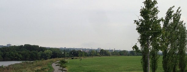 New Overpeck Park is one of NYC Suburb.