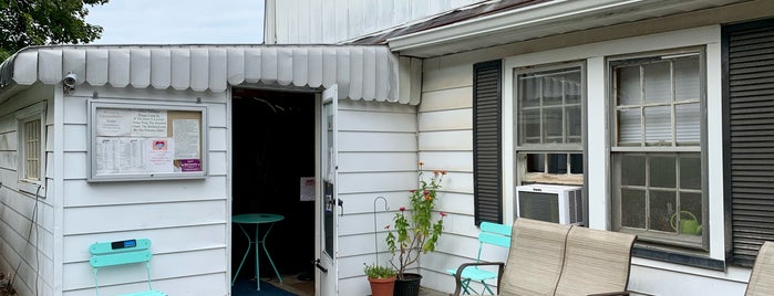 Lebanon Cheese Company is one of Kimmie's Saved Places.