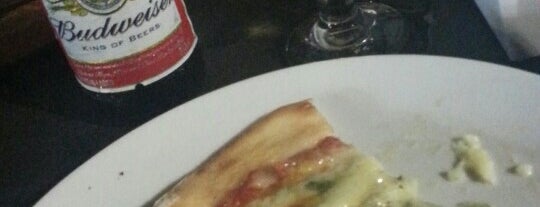 Deli Pizza is one of Locais salvos de Mah.