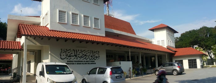 Surau Seksyen 4 is one of Masjid & Surau.