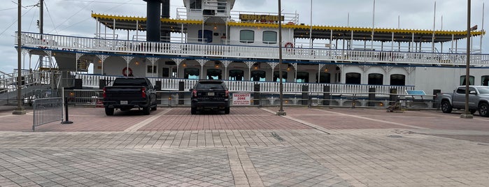 The Creole Queen Paddlewheeler is one of Posti che sono piaciuti a Becky.