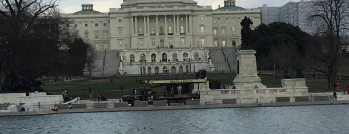 United States Capitol is one of สถานที่ที่ The Traveler ถูกใจ.