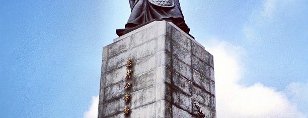 The Statue of Admiral Yi Sunsin is one of Tempat yang Disukai EunKyu.