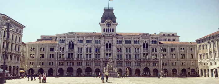 Piazza Unità d'Italia is one of Fabio'nun Beğendiği Mekanlar.