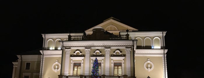 Нацыянальны акадэмiчны тэатр імя Янкі Купалы / Janka Kupala National Theatre is one of Театры Минска.