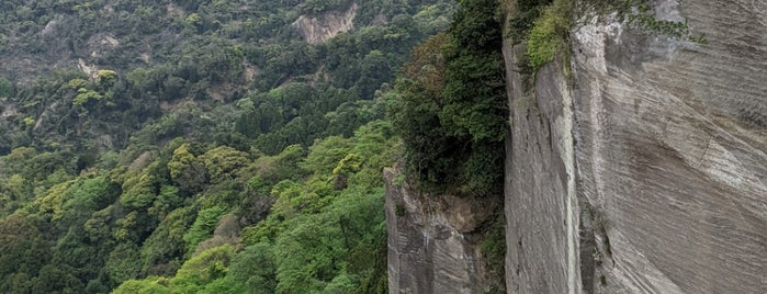 Jigoku Nozoki (View of Hell) is one of lieu a Tokyo 3.