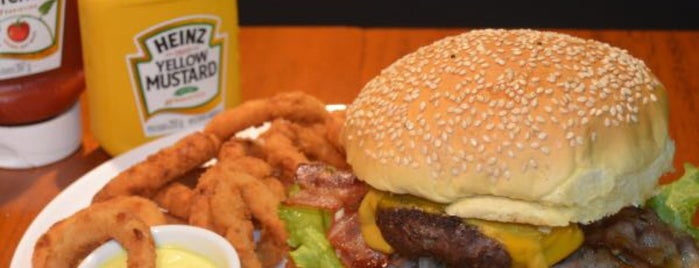 ROM'S FINE Burger is one of Lugares favoritos de Mateus.