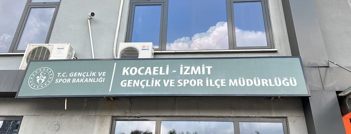 İzmit Atatürk Kapalı Spor Salonu is one of Tempat yang Disukai Burcin GNG.