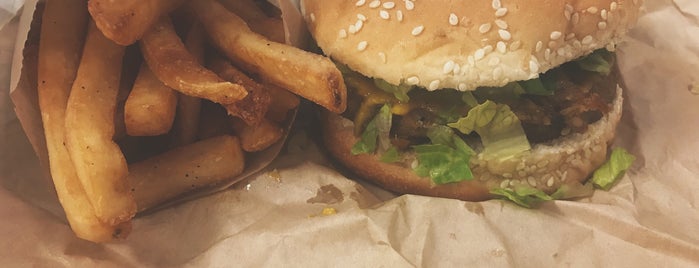 Marty's V Burger is one of Tempat yang Disukai Cynth.
