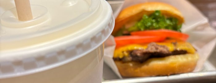 Shake Shack is one of Kyo'nun Beğendiği Mekanlar.