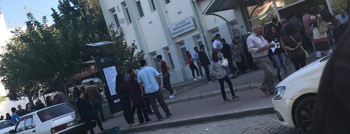 Ege Üniversitesi Elektrik Elektronik Mühendislik Fakültesi is one of สถานที่ที่ Başak ถูกใจ.
