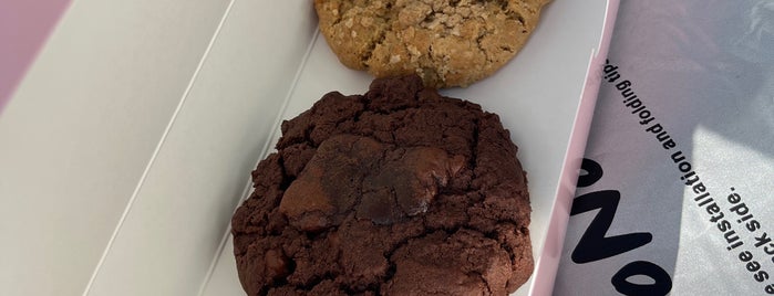 Crumbl Cookies is one of Lugares favoritos de Sameer.