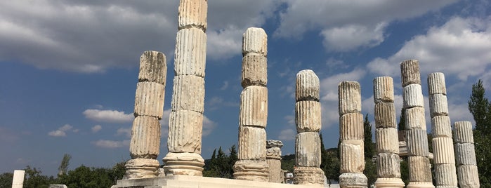 Apollon Smintheus Tapınağı is one of สถานที่ที่ Mete ถูกใจ.