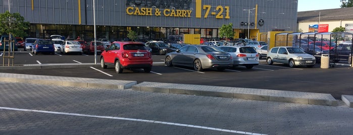 JIP Cash & Carry is one of Smažák.