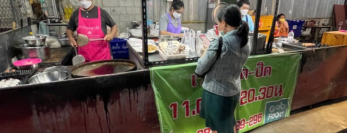 ผัดไทยกุ้งสดชลประทาน is one of ของกินริมถนน อ.เมือง โคราช - Korat Hawker Food.
