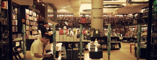 Livraria da Travessa is one of Lugares favoritos de Cayo.