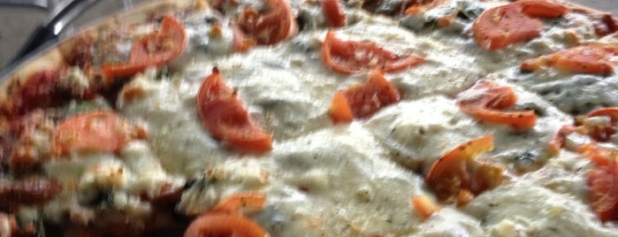 Golden Crust Pizzeria is one of Locais salvos de Derek.
