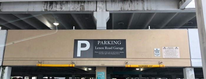 Lenox Road Garage is one of สถานที่ที่ Chester ถูกใจ.