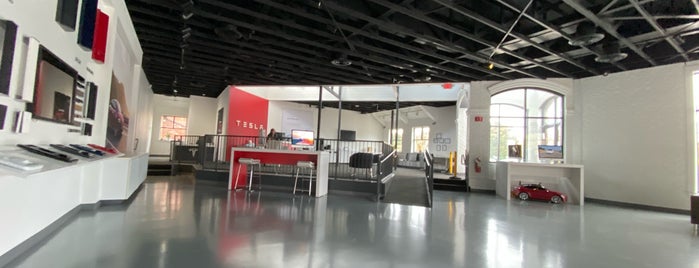 Tesla Motors is one of สถานที่ที่ Flor ถูกใจ.