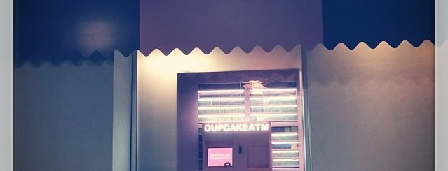 Sprinkles Cupcake ATM is one of Tempat yang Disukai Tyler.