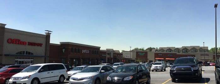 Hammond Springs Shopping Center is one of สถานที่ที่ Chester ถูกใจ.