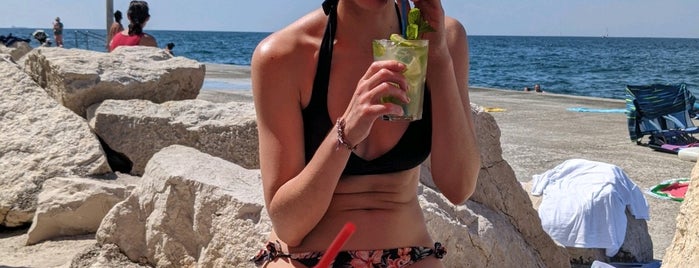 Spužva Beach Bar is one of Posti che sono piaciuti a Hana.